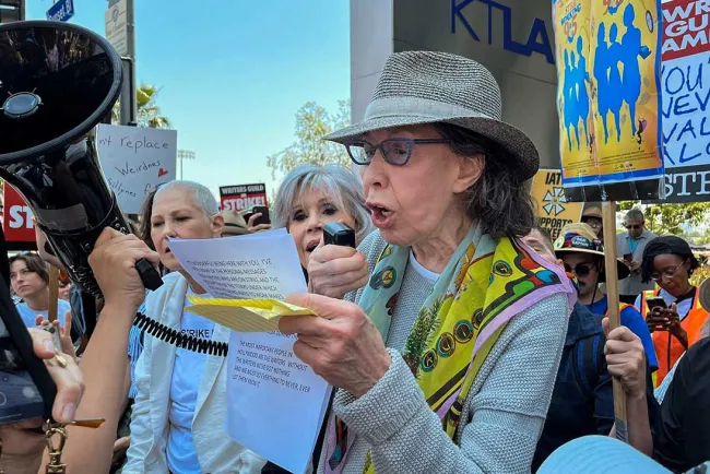 Estalla huelga en Hollywood; actores se unen a guionistas