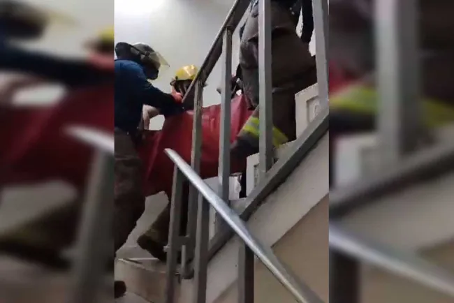Falla elevador en ISSSTE Sonora; suben a paciente por escalera