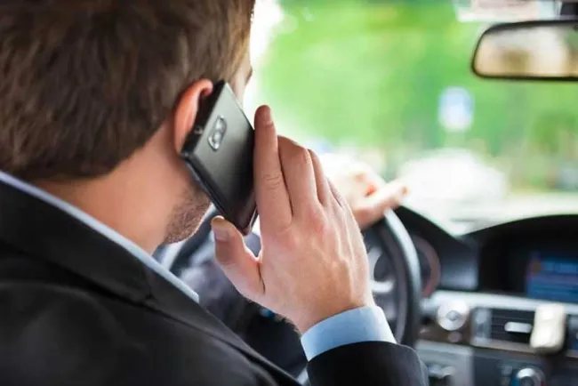 Atropellan a despachador de combustible; conductor iba en su celular