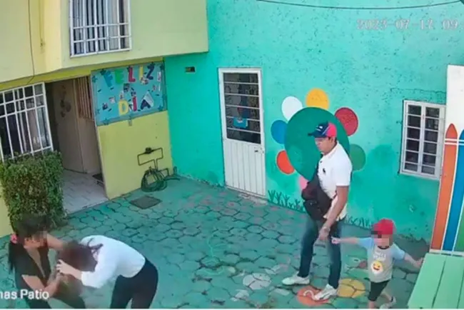 Encañonan padres a maestra para que le pida perdón a hijo