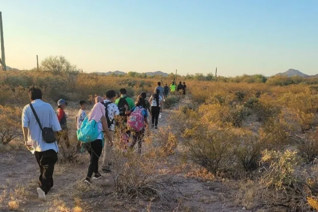 Rescatan a migrantes del desierto de Arizona