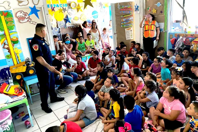 Dan bomberos pláticas de prevención a niños y adolescentes