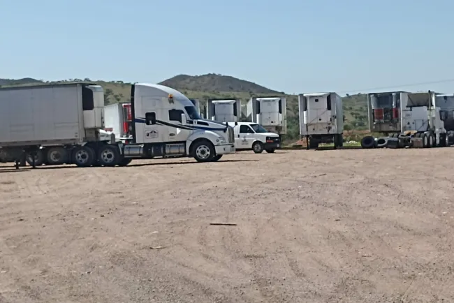 Investigan muerte de trailero