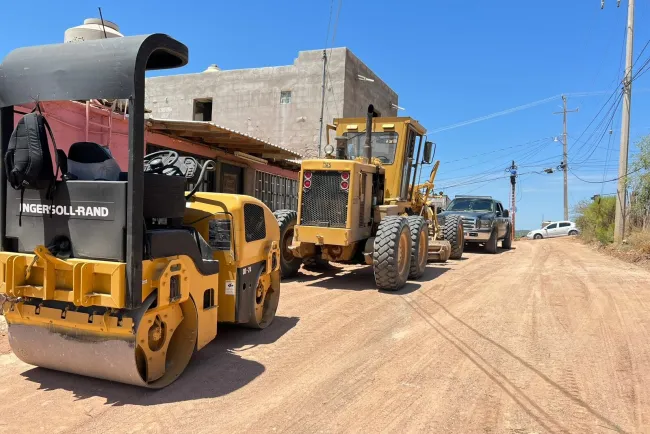 Mantienen raspado de calles en varias colonias