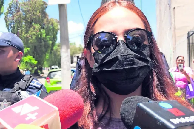 Teme maestra por su vida después de agresión de padres