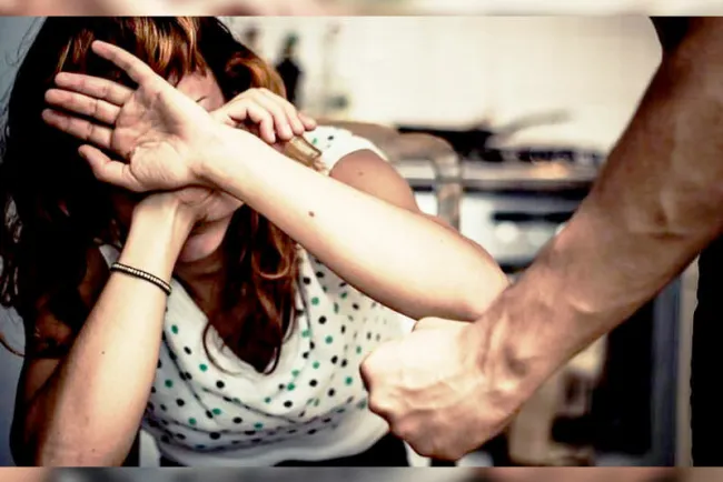 Sufre mujer agresión de parte de su pareja