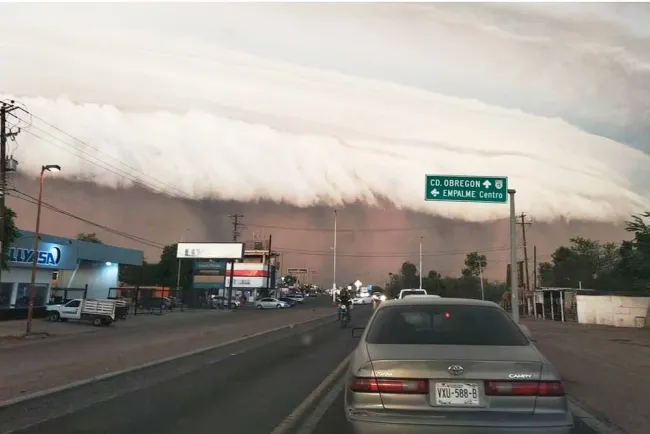Azota tormenta de arena en Guaymas-Empalme