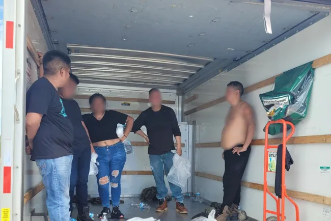 Aseguran a migrantes al sur de Arizona