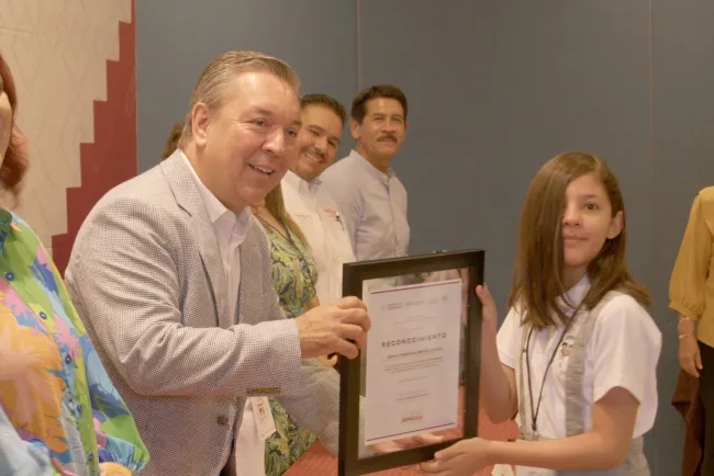 Destaca estudiante nogalense en excelencia académica