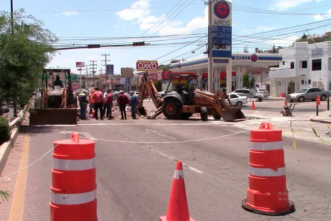 Cierran vialidades en carretera por obras