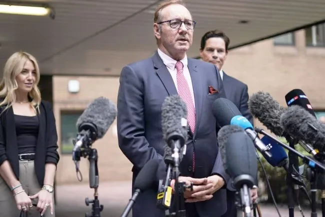 Absuelven a Kevin Spacey de cargos en Londres