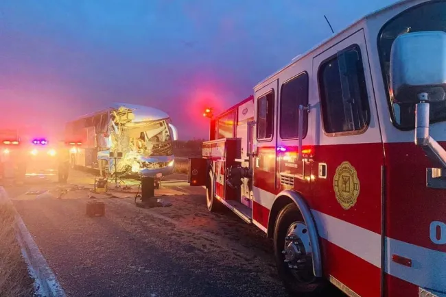 Choca autobús y tractocamión en tramo Altar-Santa Ana