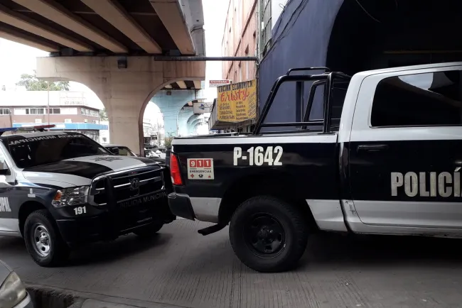 Cierran el paso a mujer para robarle