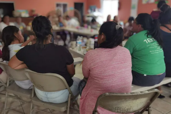 Instruyen a mujeres migrantes con taller de emprendimiento