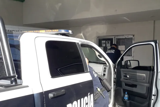 Lo suben a auto y lo golpean