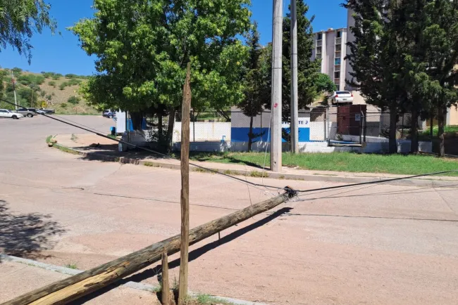 Aumentan reportes al 911 por caída de postes