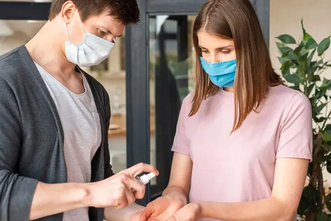 No hay alerta para cubrebocas, afirma López-Gatell ante llamado de la UNAM