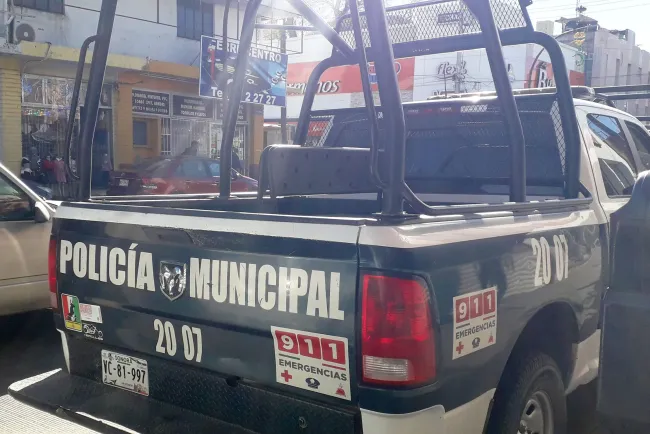 Roban en negocio, hacen boquete para entrar