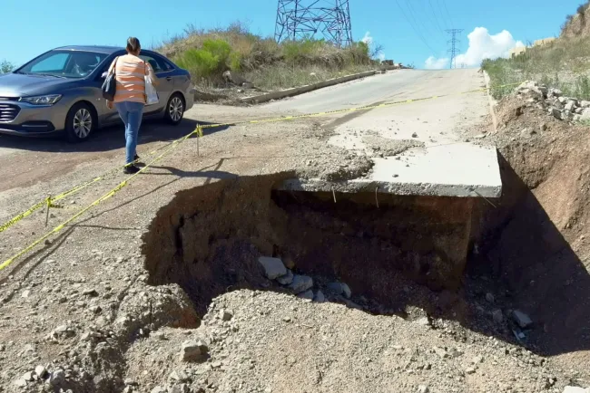 Trabajan en problema de deslave en acceso a Monarca
