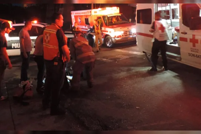 Atropella taxista a mujer mayor; está grave en el hospital