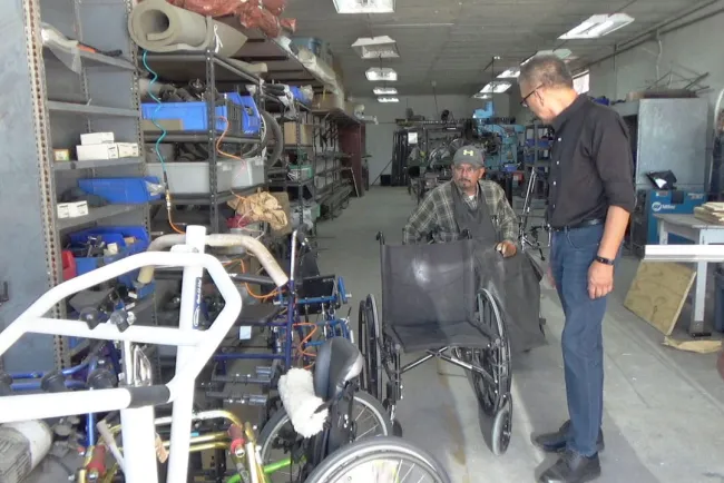 Entregan sillas de ruedas a tribu Pascua Yaqui