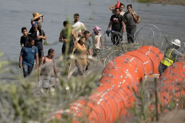 Localizan otro cuerpo sin vida en muro de boyas