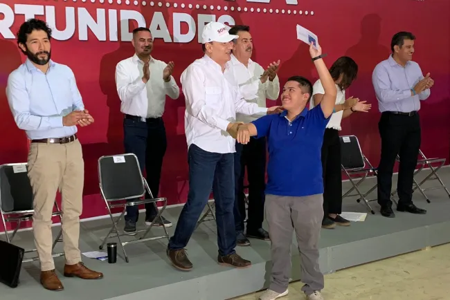 Entrega gobernador becas a estudiantes en Cajeme