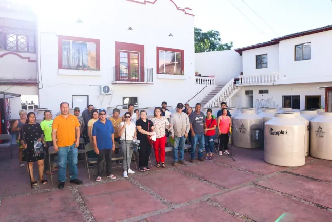 Benefician a 47 familias con entrega de tinacos