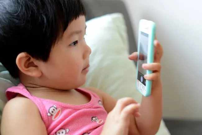 Va China por límite de uso de celulares en niños
