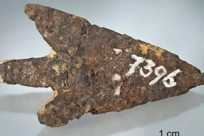 Encuentran antigua punta flecha de material extraterrestre