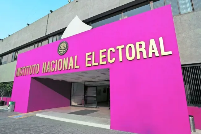 Acusa AMLO que el INE y el Tribunal Electoral están vendidos y alquilados