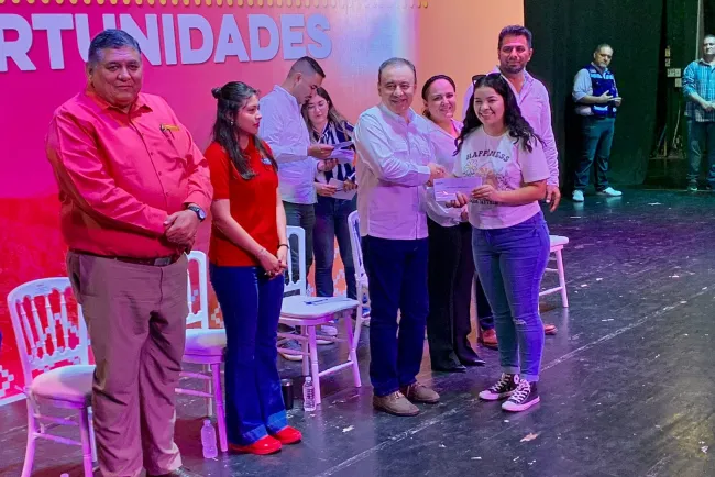 Sigue entrega de becas del gobierno, ahora fue en Guaymas y Empalme