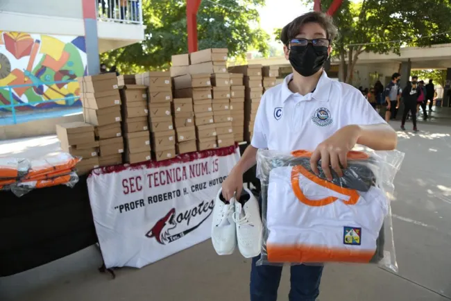 Entregarán uniformes escolares en octubre; alumnas podrán elegir falda o pantalón  