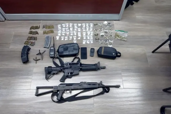 Aseguran en Caborca a dos personas, un vehículo, armas y drogas