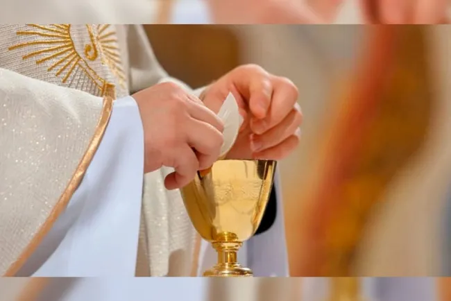 Hacen boquete en iglesia y se llevan múltiples accesorios del altar