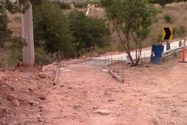 Sorprenden a estudiantes construcción de banqueta en acceso a la Unison