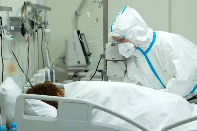 Estudia OMS mutación de Covid en EU y RU; podrían aumentar muertes