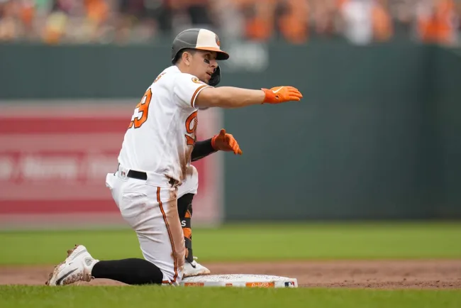 Orioles ganan y evitan limpia