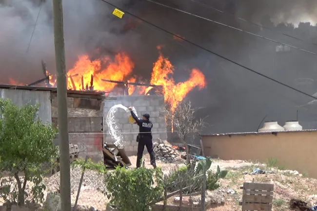 Rescatan a adulto mayor de incendio