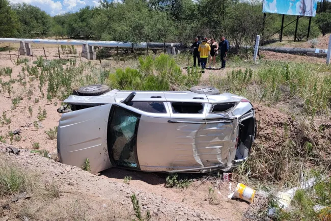 Conductora vuelca al sur de Nogales