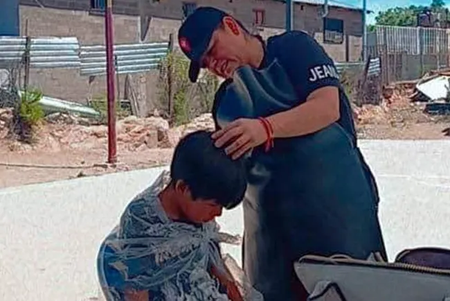 Ediles cortan cabello gratis para regreso a clases