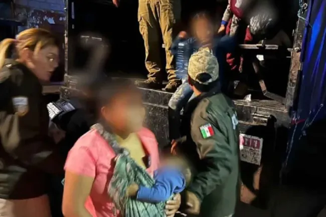 Rescatan a 230 migrantes escondidos en tráiler en Puebla