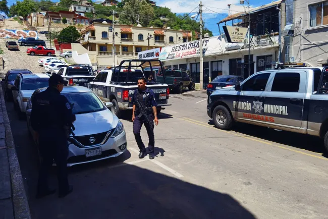 Provoca despojo de vehículo fuerte movilización policiaca