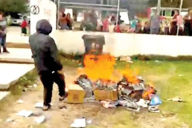 Incineran libros de texto en Chiapas