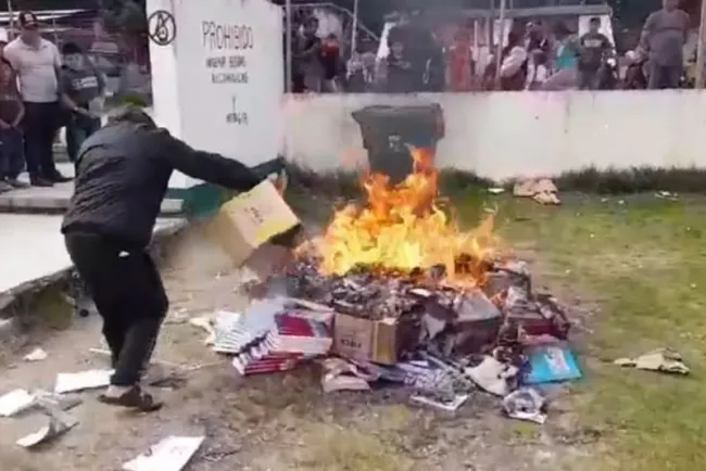 AMLO lamenta quema de libros en Chiapas; asegura “están desinformados”