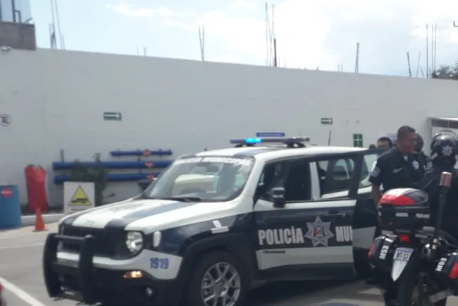 Le llenan el tanque de gasolina y se da a la fuga