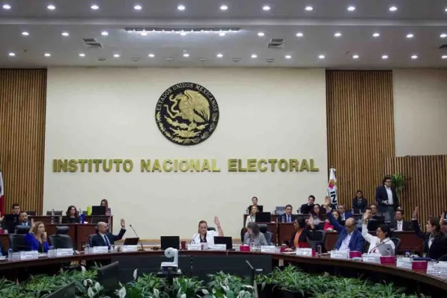 INE propone ampliar sedes consulares para voto de mexicanos en el extranjero