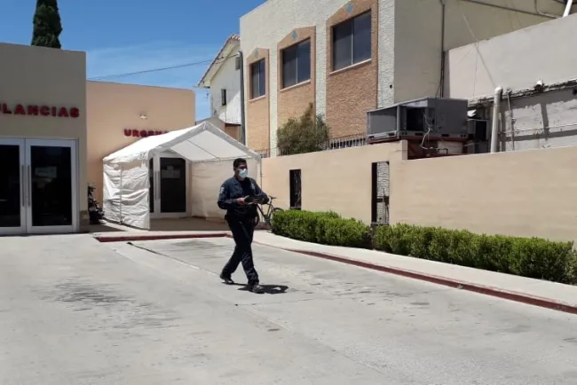 Amagan a hombre afuera de su casa