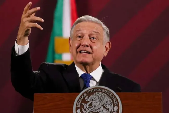 Arremete AMLO contra Abbott y DeSantis