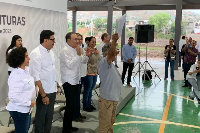 Entrega Gobernador escrituras